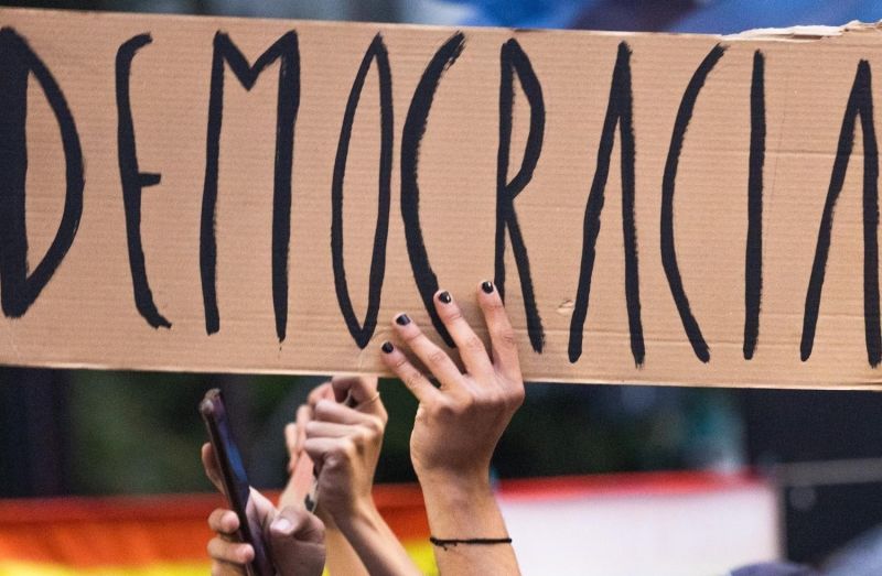 Punir os golpistas, proteger a democracia e reconstruir o Brasil